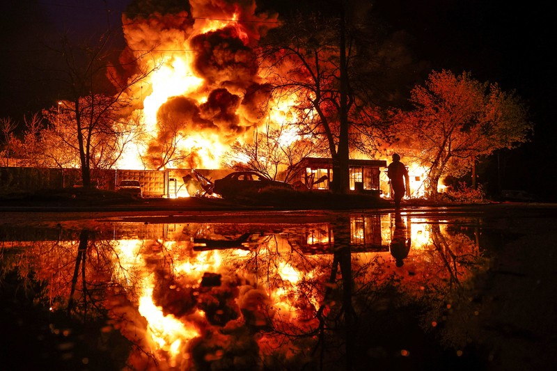 Firefighters work at the site of a recyclable materials warehouse hit by a Russian missile strike, amid Russia's attack on Ukraine, in Kyiv, Ukraine April 16, 2026. REUTERS/Valentyn Ogirenko