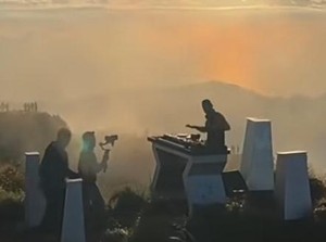 Viral Turis Asing Diduga Syuting Video Klip-Main DJ di Puncak Gunung Batur