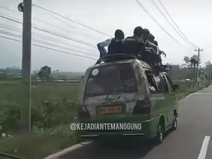 Jangan Ditiru! Rombongan Pelajar Terciduk Naik Atap Angkot di Temanggung