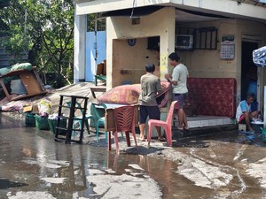Warga Joyotakan Solo Mulai Bersih-bersih Rumah Usai Banjir Surut
