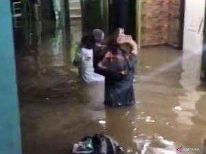 Kebon Pala Jaktim Terendam Banjir Pagi Ini, Tinggi Air Capai 1 Meter