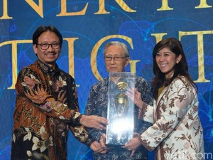 Best Lifetime Achiever Dunia Telekomunikasi: Arnold Ph. Djiwatampu