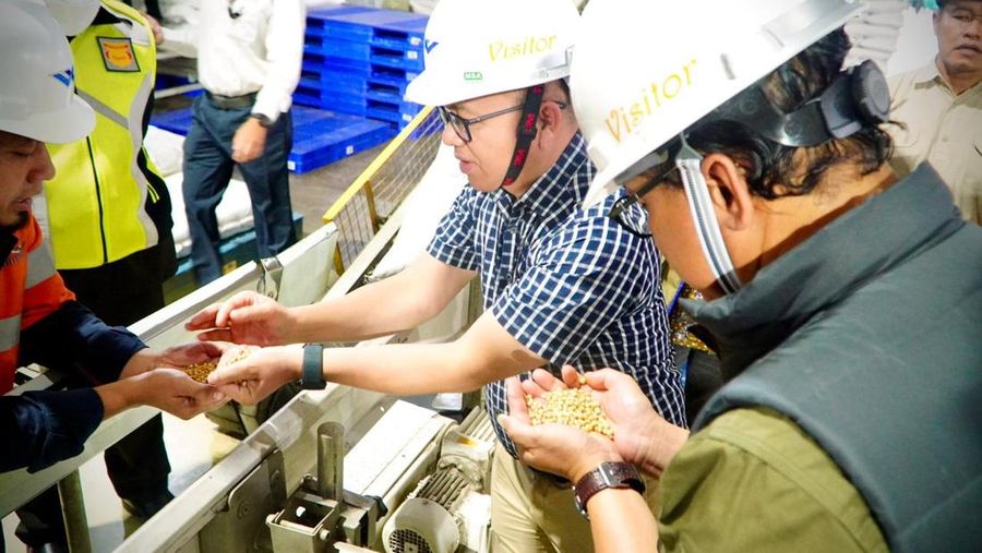 Deputi Bidang Penganekaragaman Konsumsi dan Keamanan Pangan Bapanas Andriko Noto Susanto (pakai rompi) saat monitoring dan supervisi di PT Wilmar Nabati Indonesia, Kabupaten Gresik, Jawa Timur, Kamis (16/4/2026). (Dok. Bapanas)