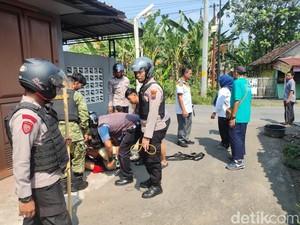 ODGJ di Prambanan Klaten Lempari Warga dan Mobil Patroli Saat Dievakuasi