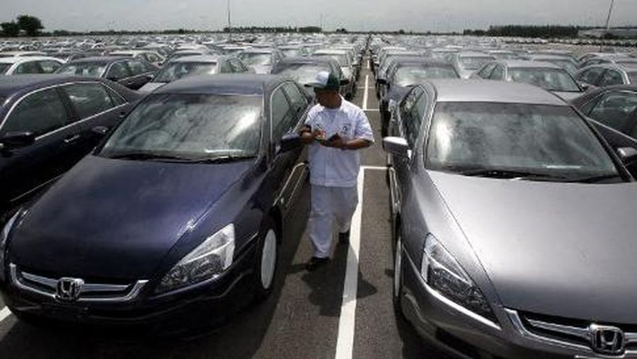 An employee of Honda Automobile Thailand examines a batch of car ready for export at a factory in Ayuthaya, some 90 kilometers north of Bangkok, 14 July 2006.  The Automotive Industry Club said the high price of oil was forcing banks to tighten requirements on car loans, which account for 70 percent of all car sales in Thailand. Auto sales in Thailand last year jumped 12.4 percent to a record 703,432, beating expectations despite high oil prices and the end of fuel subsidies.    AFP PHOTO / Saeed KHAN (Photo by SAEED KHAN / AFP)