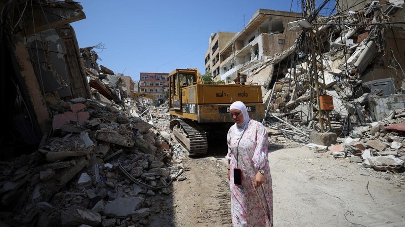 People gather at the site of an Israeli strike carried out before a 10-day ceasefire between Lebanon and Israel went into effect, in Tyre, Lebanon, April 17, 2026. REUTERS/Louisa Gouliamaki