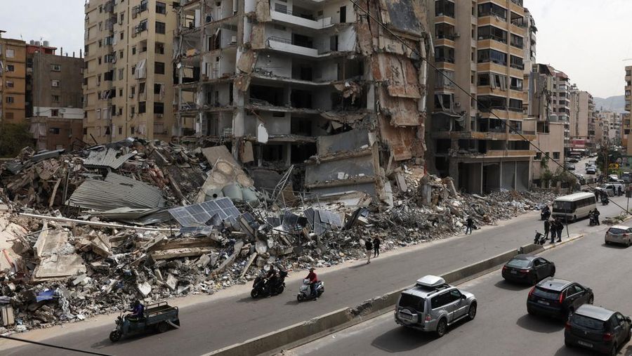 People gather at the site of an Israeli strike carried out before a 10-day ceasefire between Lebanon and Israel went into effect, in Tyre, Lebanon, April 17, 2026. REUTERS/Louisa Gouliamaki