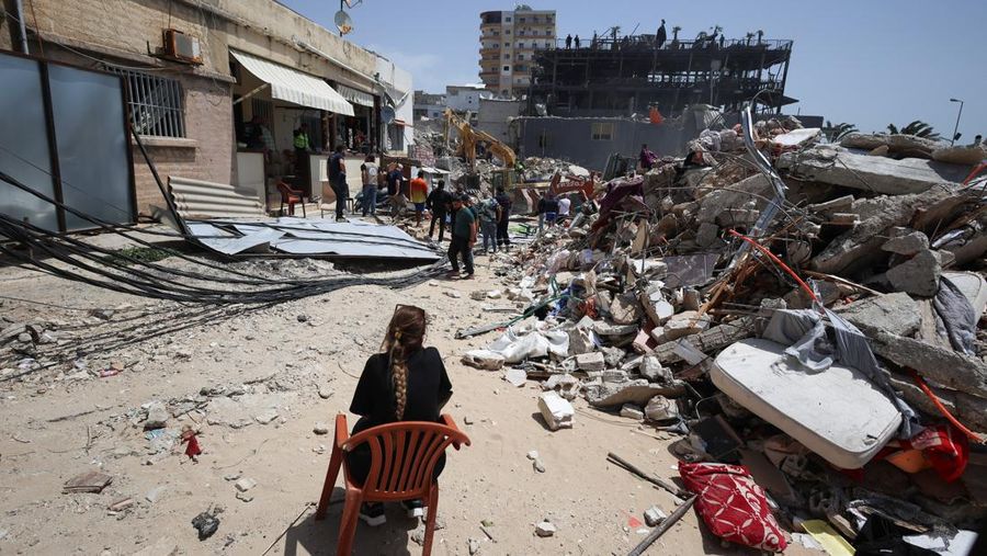 People gather at the site of an Israeli strike carried out before a 10-day ceasefire between Lebanon and Israel went into effect, in Tyre, Lebanon, April 17, 2026. REUTERS/Louisa Gouliamaki