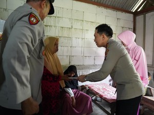 Remaja Difabel Gigih Bantu Ibunya Diberi Surprise oleh Kapolres Bojonegoro