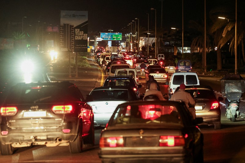 Kendaraan memadati jalan pada malam hari saat para pengungsi kembali ke rumah mereka setelah gencatan senjata selama 10 hari antara Lebanon dan Israel mulai berlaku, di Sidon, Lebanon, 17 April 2026. (REUTERS/Aziz Taher)