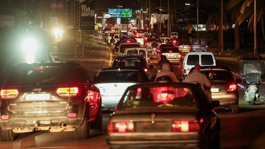 Kendaraan memadati jalan pada malam hari saat para pengungsi kembali ke rumah mereka setelah gencatan senjata selama 10 hari antara Lebanon dan Israel mulai berlaku, di Sidon, Lebanon, 17 April 2026. (REUTERS/Aziz Taher)