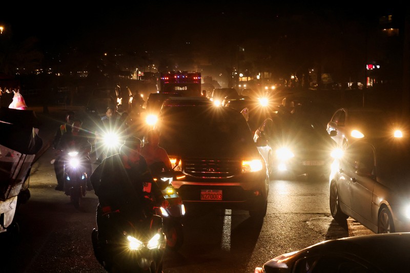 Kendaraan memadati jalan pada malam hari saat para pengungsi kembali ke rumah mereka setelah gencatan senjata selama 10 hari antara Lebanon dan Israel mulai berlaku, di Sidon, Lebanon, 17 April 2026. (REUTERS/Aziz Taher)