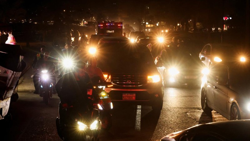 Kendaraan memadati jalan pada malam hari saat para pengungsi kembali ke rumah mereka setelah gencatan senjata selama 10 hari antara Lebanon dan Israel mulai berlaku, di Sidon, Lebanon, 17 April 2026. (REUTERS/Aziz Taher)