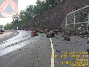 Jalan Baru Clongop Longsor Lagi, Lalu Lintas Dibuka-Tutup