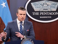 Menteri Pertahanan AS Pete Hegseth berbicara selama konferensi pers di Pentagon di Washington, DC, pada 16 April 2026. (Photo by SAUL LOEB / AFP)