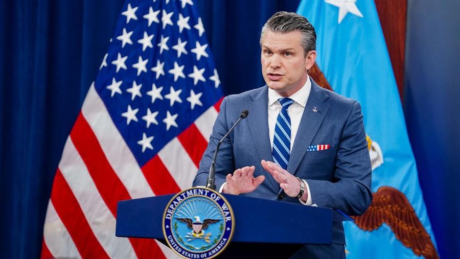 Menteri Pertahanan AS Pete Hegseth berbicara selama pengarahan tentang perang Iran, di Pentagon di Washington, D.C., AS, 16 April 2026. (REUTERS/Nathan Howard)