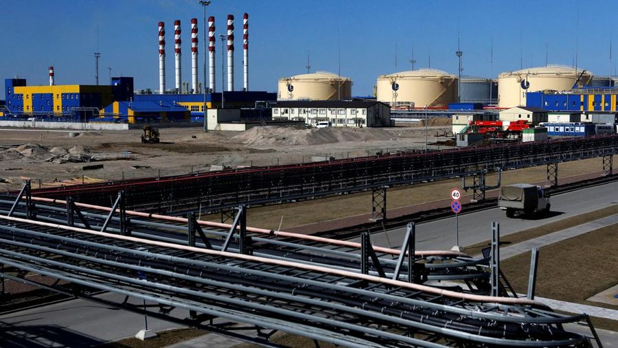 FILE PHOTO: A general view shows the Ust-Luga oil products terminal in the settlement of Ust-luga, some 110 km from St. Petersburg, April 9, 2014. REUTERS/Alexander Demianchuk/File Photo