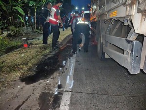 Tergelincir Saat Menyalip, Pemotor Tewas Terlindas Truk di Pantura Kendal