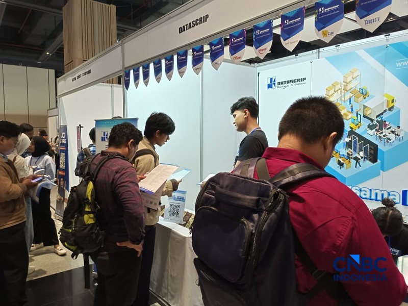 Para pencari kerja atau Jobseeker mencari informasi lowongan pekerja dalam acara Mega Career Expo 2026 di Gedung SMESCO, Jakarta, Jumat (17/4/2026). (CNBC Indonesia/Faisal Rahman)