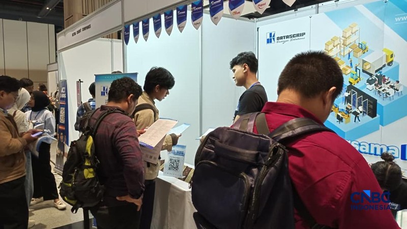 Para pencari kerja atau Jobseeker mencari informasi lowongan pekerja dalam acara Mega Career Expo 2026 di Gedung SMESCO, Jakarta, Jumat (17/4/2026). (CNBC Indonesia/Faisal Rahman)