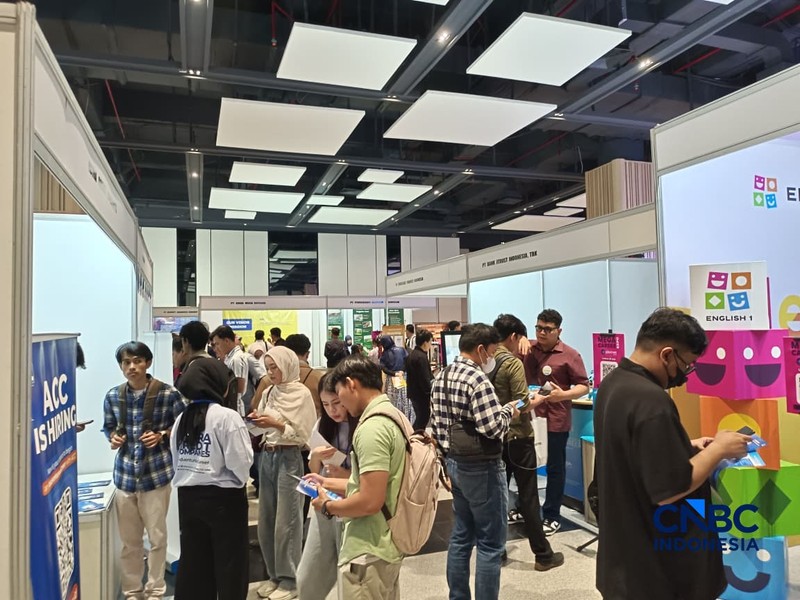 Para pencari kerja atau Jobseeker mencari informasi lowongan pekerja dalam acara Mega Career Expo 2026 di Gedung SMESCO, Jakarta, Jumat (17/4/2026). (CNBC Indonesia/Faisal Rahman)