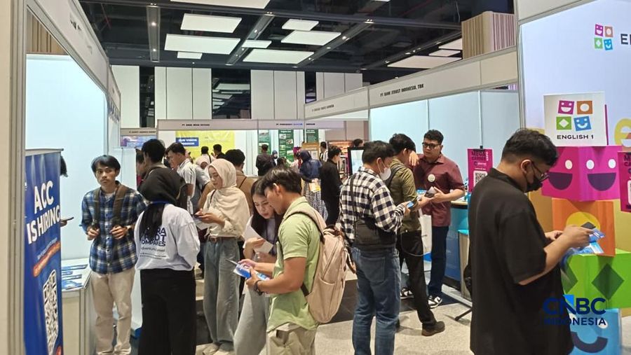 Para pencari kerja atau Jobseeker mencari informasi lowongan pekerja dalam acara Mega Career Expo 2026 di Gedung SMESCO, Jakarta, Jumat (17/4/2026). (CNBC Indonesia/Faisal Rahman)