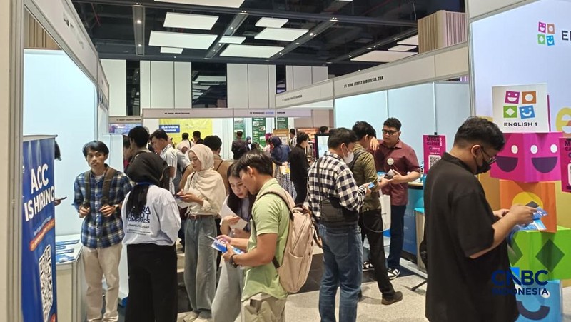 Para pencari kerja atau Jobseeker mencari informasi lowongan pekerja dalam acara Mega Career Expo 2026 di Gedung SMESCO, Jakarta, Jumat (17/4/2026). (CNBC Indonesia/Faisal Rahman)