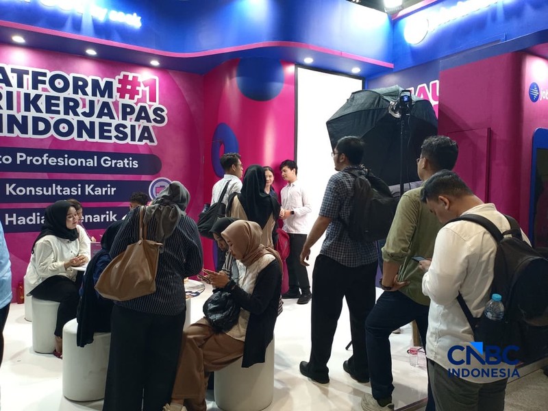Para pencari kerja atau Jobseeker mencari informasi lowongan pekerja dalam acara Mega Career Expo 2026 di Gedung SMESCO, Jakarta, Jumat (17/4/2026). (CNBC Indonesia/Faisal Rahman)