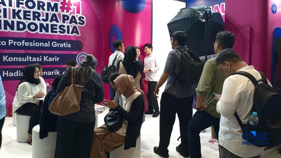Para pencari kerja atau Jobseeker mencari informasi lowongan pekerja dalam acara Mega Career Expo 2026 di Gedung SMESCO, Jakarta, Jumat (17/4/2026). (CNBC Indonesia/Faisal Rahman)