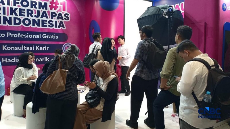Para pencari kerja atau Jobseeker mencari informasi lowongan pekerja dalam acara Mega Career Expo 2026 di Gedung SMESCO, Jakarta, Jumat (17/4/2026). (CNBC Indonesia/Faisal Rahman)