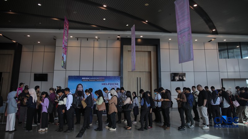 Para pencari kerja atau Jobseeker mencari informasi lowongan pekerja dalam acara Mega Career Expo 2026 di Gedung SMESCO, Jakarta, Jumat (17/4/2026). (CNBC Indonesia/Faisal Rahman)