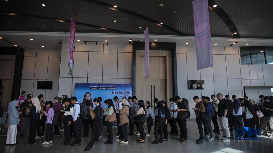 Para pencari kerja atau Jobseeker mencari informasi lowongan pekerja dalam acara Mega Career Expo 2026 di Gedung SMESCO, Jakarta, Jumat (17/4/2026). (CNBC Indonesia/Faisal Rahman)