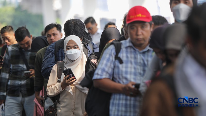 Para pencari kerja atau Jobseeker mencari informasi lowongan pekerja dalam acara Mega Career Expo 2026 di Gedung SMESCO, Jakarta, Jumat (17/4/2026). (CNBC Indonesia/Faisal Rahman)