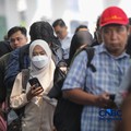 Para pencari kerja atau Jobseeker mencari informasi lowongan pekerja dalam acara Mega Career Expo 2026 di Gedung SMESCO, Jakarta, Jumat (17/4/2026). (CNBC Indonesia/Faisal Rahman)