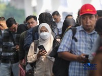 Para pencari kerja atau Jobseeker mencari informasi lowongan pekerja dalam acara Mega Career Expo 2026 di Gedung SMESCO, Jakarta, Jumat (17/4/2026). (CNBC Indonesia/Faisal Rahman)