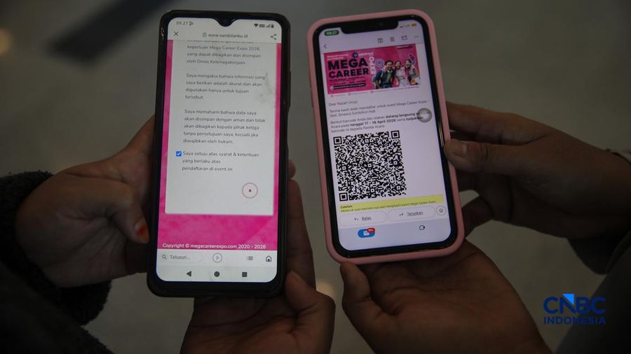 Para pencari kerja atau Jobseeker mencari informasi lowongan pekerja dalam acara Mega Career Expo 2026 di Gedung SMESCO, Jakarta, Jumat (17/4/2026). (CNBC Indonesia/Faisal Rahman)