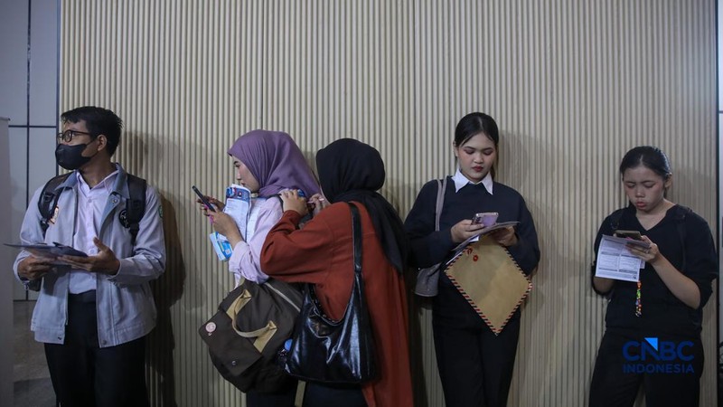 Para pencari kerja atau Jobseeker mencari informasi lowongan pekerja dalam acara Mega Career Expo 2026 di Gedung SMESCO, Jakarta, Jumat (17/4/2026). (CNBC Indonesia/Faisal Rahman)