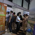 Para pencari kerja atau Jobseeker mencari informasi lowongan pekerja dalam acara Mega Career Expo 2026 di Gedung SMESCO, Jakarta, Jumat (17/4/2026). (CNBC Indonesia/Faisal Rahman)