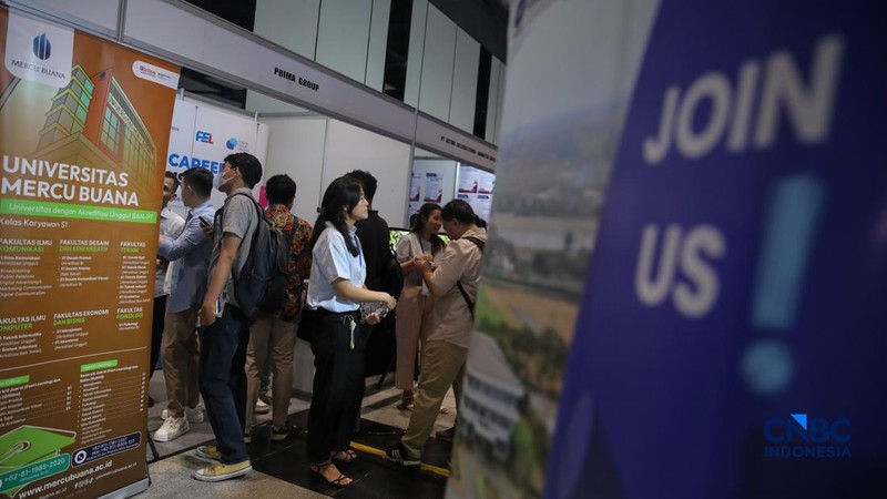 Para pencari kerja atau Jobseeker mencari informasi lowongan pekerja dalam acara Mega Career Expo 2026 di Gedung SMESCO, Jakarta, Jumat (17/4/2026). (CNBC Indonesia/Faisal Rahman)