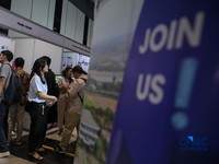 Para pencari kerja atau Jobseeker mencari informasi lowongan pekerja dalam acara Mega Career Expo 2026 di Gedung SMESCO, Jakarta, Jumat (17/4/2026). (CNBC Indonesia/Faisal Rahman)
