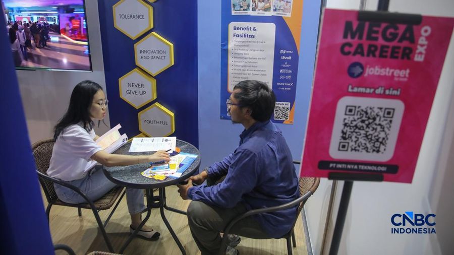 Para pencari kerja atau Jobseeker mencari informasi lowongan pekerja dalam acara Mega Career Expo 2026 di Gedung SMESCO, Jakarta, Jumat (17/4/2026). (CNBC Indonesia/Faisal Rahman)