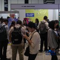Para pencari kerja atau Jobseeker mencari informasi lowongan pekerja dalam acara Mega Career Expo 2026 di Gedung SMESCO, Jakarta, Jumat (17/4/2026). (CNBC Indonesia/Faisal Rahman)