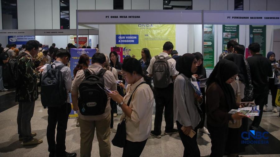 Para pencari kerja atau Jobseeker mencari informasi lowongan pekerja dalam acara Mega Career Expo 2026 di Gedung SMESCO, Jakarta, Jumat (17/4/2026). (CNBC Indonesia/Faisal Rahman)