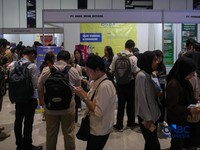 Para pencari kerja atau Jobseeker mencari informasi lowongan pekerja dalam acara Mega Career Expo 2026 di Gedung SMESCO, Jakarta, Jumat (17/4/2026). (CNBC Indonesia/Faisal Rahman)
