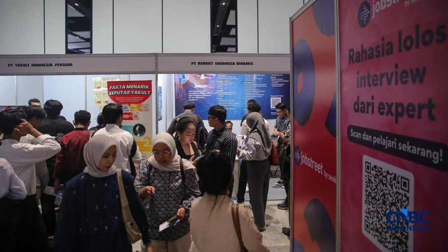 Para pencari kerja atau Jobseeker mencari informasi lowongan pekerja dalam acara Mega Career Expo 2026 di Gedung SMESCO, Jakarta, Jumat (17/4/2026). (CNBC Indonesia/Faisal Rahman)