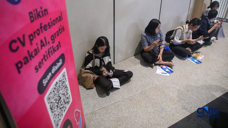 Para pencari kerja atau Jobseeker mencari informasi lowongan pekerja dalam acara Mega Career Expo 2026 di Gedung SMESCO, Jakarta, Jumat (17/4/2026). (CNBC Indonesia/Faisal Rahman)