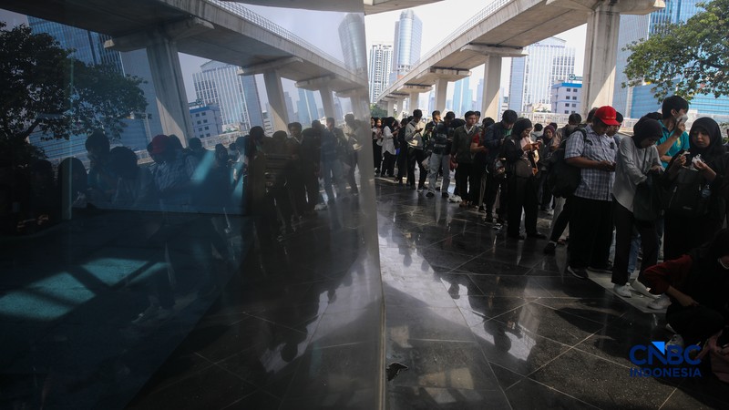 Para pencari kerja atau Jobseeker mencari informasi lowongan pekerja dalam acara Mega Career Expo 2026 di Gedung SMESCO, Jakarta, Jumat (17/4/2026). (CNBC Indonesia/Faisal Rahman)