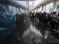 Para pencari kerja atau Jobseeker mencari informasi lowongan pekerja dalam acara Mega Career Expo 2026 di Gedung SMESCO, Jakarta, Jumat (17/4/2026). (CNBC Indonesia/Faisal Rahman)