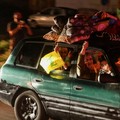 Para pengungsi bereaksi saat mereka kembali ke rumah mereka dengan kendaraan yang membawa barang-barang di atapnya setelah gencatan senjata 10 hari antara Lebanon dan Israel mulai berlaku, di Sidon, Lebanon, 17 April 2026. (REUTERS/Aziz Taher)