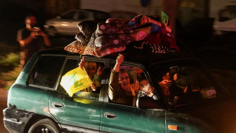 Para pengungsi bereaksi saat mereka kembali ke rumah mereka dengan kendaraan yang membawa barang-barang di atapnya setelah gencatan senjata 10 hari antara Lebanon dan Israel mulai berlaku, di Sidon, Lebanon, 17 April 2026. (REUTERS/Aziz Taher)